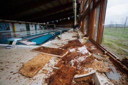 Destrozos en la piscina de Ciudad Rodrigo, vistos desde el interior