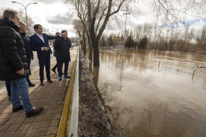 El consejero de Medio Ambiente, Vivienda y Ordenación del Territorio, Juan Carlos Suárez-Quiñones visita la crecida del Adaja que inunda el sur de Ávila