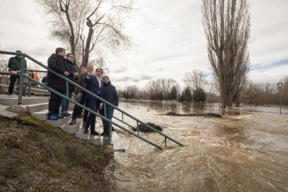 El consejero de Medio Ambiente, Vivienda y Ordenación del Territorio, Juan Carlos Suárez-Quiñones visita la crecida del Adaja inunda el sur de Ávila