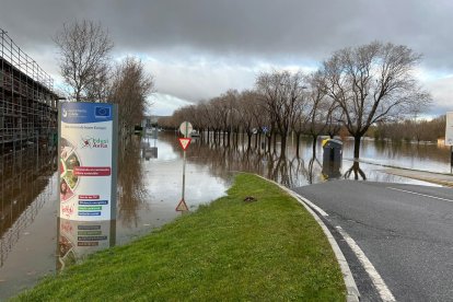 Las intensas lluvias provocan el desbordamiento del río Adaja a su paso por Ávila