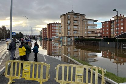Las intensas lluvias provocan el desbordamiento del río Adaja a su paso por Ávila
