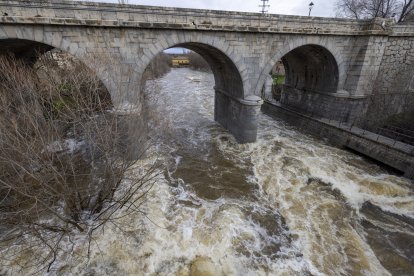 Río Adaja a su paso por Ávila.