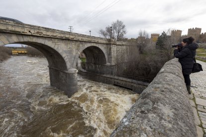 Río Adaja a su paso por Ávila.