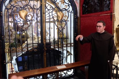 Marco Chiesa y Miguel Ángel González, muestran el sepulcro de Santa Teresa tras su apertura y primera inspección visual