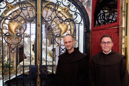 Marco Chiesa y Miguel Ángel González, muestran el sepulcro de Santa Teresa tras su apertura y primera inspección visual