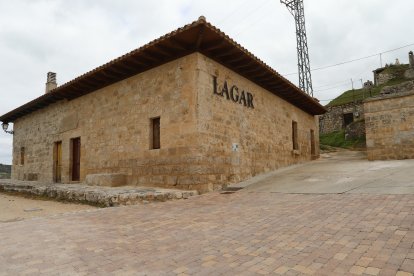 El barrio de las bodegas de Baltanás, situado en la parte alta del casco urbano, está integrado por unas 375 bodegas, excavadas alrededor de un cerro