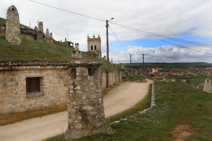 El barrio de las bodegas de Baltanás, situado en la parte alta del casco urbano, está integrado por unas 375 bodegas, excavadas alrededor de un cerro