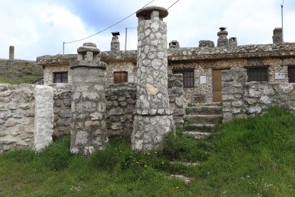 El barrio de las bodegas de Baltanás, situado en la parte alta del casco urbano, está integrado por unas 375 bodegas, excavadas alrededor de un cerro