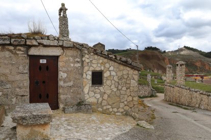 El barrio de las bodegas de Baltanás, situado en la parte alta del casco urbano, está integrado por unas 375 bodegas, excavadas alrededor de un cerro