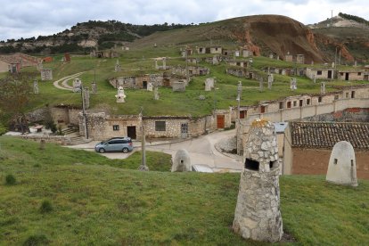 El barrio de las bodegas de Baltanás, situado en la parte alta del casco urbano, está integrado por unas 375 bodegas, excavadas alrededor de un cerro