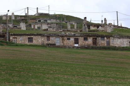 El barrio de las bodegas de Baltanás, situado en la parte alta del casco urbano, está integrado por unas 375 bodegas, excavadas alrededor de un cerro