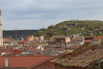 El barrio de las bodegas de Baltanás, situado en la parte alta del casco urbano, está integrado por unas 375 bodegas, excavadas alrededor de un cerro
