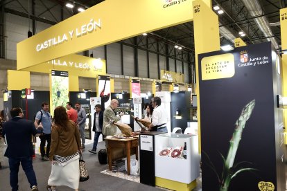 La consejera de Agricultura, Ganadería y Desarrollo Rural, María González Corral, visita el expositor de Tierra de Sabor en el XXXVIII Salon Gourmets.