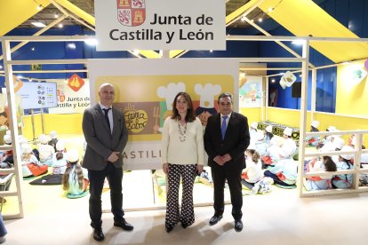 La consejera de Agricultura, Ganadería y Desarrollo Rural, María González Corral, visita el expositor de Tierra de Sabor en el XXXVIII Salon Gourmets.