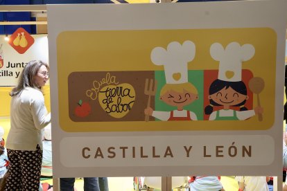 La consejera de Agricultura, Ganadería y Desarrollo Rural, María González Corral, visita el expositor de Tierra de Sabor en el XXXVIII Salon Gourmets.