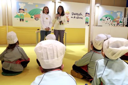 La consejera de Agricultura, Ganadería y Desarrollo Rural, María González Corral, visita el expositor de Tierra de Sabor en el XXXVIII Salon Gourmets.