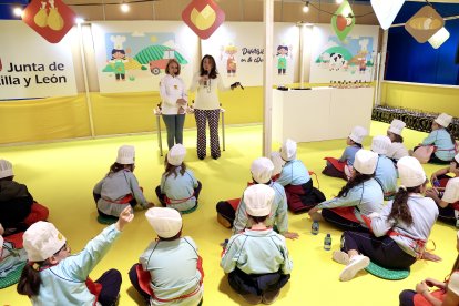 La consejera de Agricultura, Ganadería y Desarrollo Rural, María González Corral, visita el expositor de Tierra de Sabor en el XXXVIII Salon Gourmets.