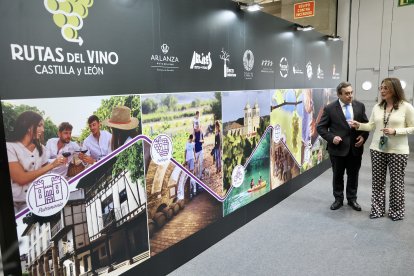 La consejera de Agricultura, Ganadería y Desarrollo Rural, María González Corral, visita el expositor de Tierra de Sabor en el XXXVIII Salon Gourmets.