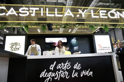 La consejera de Agricultura, Ganadería y Desarrollo Rural, María González Corral, visita el expositor de Tierra de Sabor en el XXXVIII Salon Gourmets.