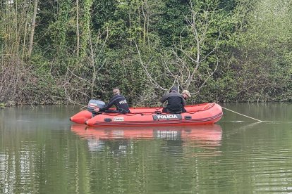 Equipos de búsqueda del menor desaparecido tras lanzarse a nadar con otros en el río Carrión en Palencia