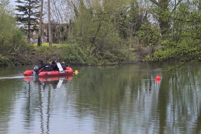 Equipos de búsqueda del menor desaparecido tras lanzarse a nadar con otros en el río Carrión en Palencia