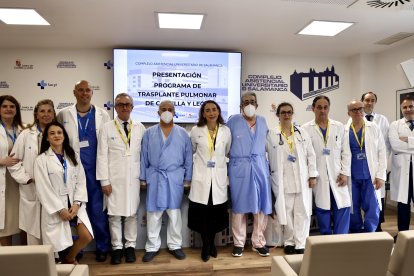 Profesionales sanitarios y pacientes en el Hospital de Salamanca.