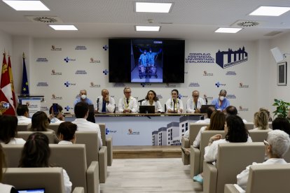Profesionales sanitarios y pacientes en el Hospital de Salamanca.