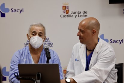 Un paciente con un profesional sanitario en el Hospital de Salamanca.