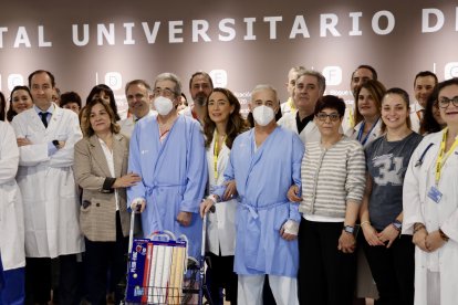 Profesionales sanitarios, pacientes y familiares en el Hospital de Salamanca.