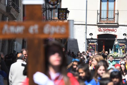 Procesión infantil del Amor y la Esperanza por el centro de Burgos