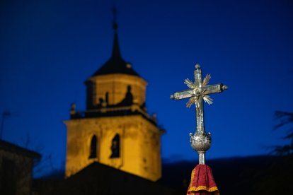 Un momento de la procesión de las Cruces de la Vida de Arévalo (Ávila)