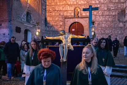 Un momento de la procesión de las Cruces de la Vida de Arévalo (Ávila)