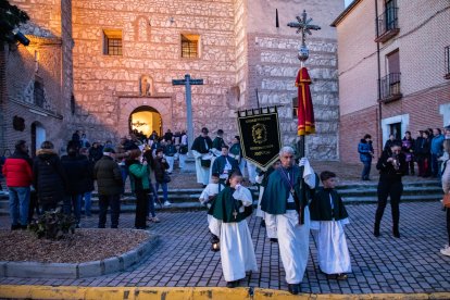 Un momento de la procesión de las Cruces de la Vida de Arévalo (Ávila)