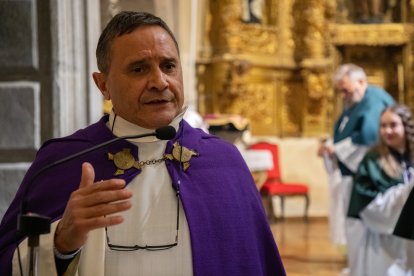 Un momento de la procesión de las Cruces de la Vida de Arévalo (Ávila)