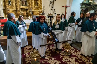 Un momento de la procesión de las Cruces de la Vida de Arévalo (Ávila)