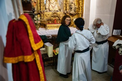 Un momento de la procesión de las Cruces de la Vida de Arévalo (Ávila)