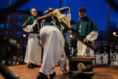 Un momento de la procesión de las Cruces de la Vida de Arévalo (Ávila)