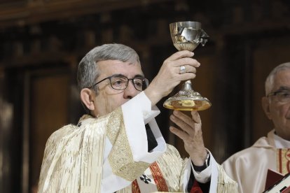 El arzobispo de Valladolid preside la Misa Crismal celebrada en la Santa Iglesia Metropolitana Catedral este Jueves Santo