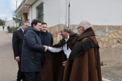 El presidente de la Junta de Castilla y León, Alfonso Fernández Mañueco, asiste a la Misa de Jueves Santo y Procesión de la Carrera de Bercianos de Aliste en Zamora