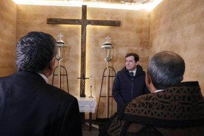 El presidente de la Junta de Castilla y León, Alfonso Fernández Mañueco, asiste a la Misa de Jueves Santo y Procesión de la Carrera de Bercianos de Aliste en Zamora