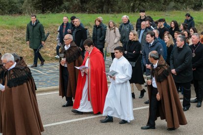 El presidente de la Junta de Castilla y León, Alfonso Fernández Mañueco, asiste a la Misa de Jueves Santo y Procesión de la Carrera de Bercianos de Aliste (Zamora).