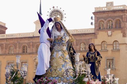 Procesión del Encuentro organizada por la Real Hermandad de Jesús Divino Obrero de León.