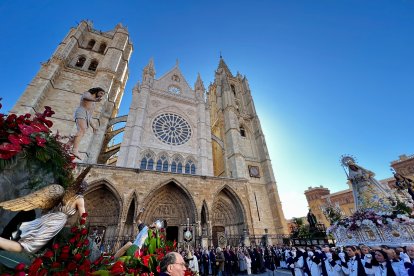 Procesión del Encuentro organizada por la Real Hermandad de Jesús Divino Obrero de León.