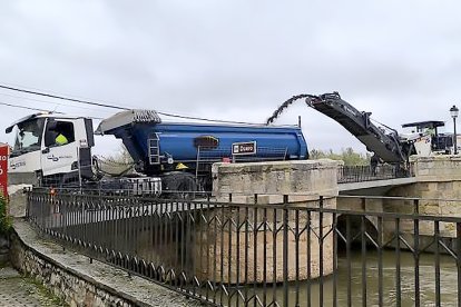 Aspecto ayer de obras en el puente medieval.