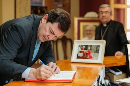 Mañueco firma el libro de condolencias por la muerte del Papa Francisco