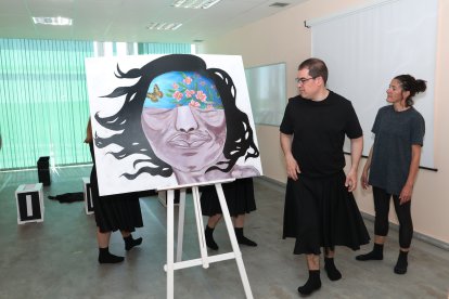 La compañía 'Includanza' de la Fundación San Cebrián, liderada por Natalí Camolez, ensaya su nuevo espectáculo 'Iris'