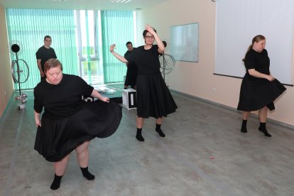 La compañía 'Includanza' de la Fundación San Cebrián, liderada por Natalí Camolez, ensaya su nuevo espectáculo 'Iris'