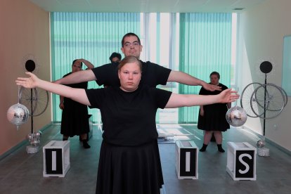 La compañía 'Includanza' de la Fundación San Cebrián, liderada por Natalí Camolez, ensaya su nuevo espectáculo 'Iris'