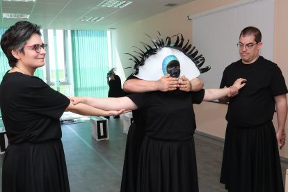 La compañía 'Includanza' de la Fundación San Cebrián, liderada por Natalí Camolez, ensaya su nuevo espectáculo 'Iris'