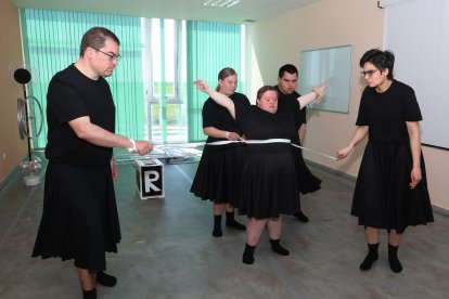 La compañía 'Includanza' de la Fundación San Cebrián, liderada por Natalí Camolez, ensaya su nuevo espectáculo 'Iris'
